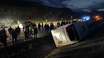 Sinop’ta yolcu otobüsü su kanalına devrildi, 16 kişi yaralandı