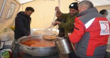 Şırnaklı aile günde 3 bin kişiye yemek hazırlayıp Kızılay’a teslim ediyor