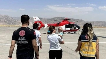 Şırnak'ta boğazına çengelli iğne kaçan bebek, ambulans helikopterle Şanlıurfa’ya sevk edildi