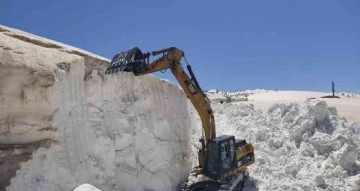 Şırnak’ta Nisan ayı ortasında kar kütlesi 8 metreyi aştı