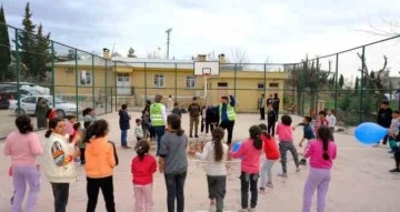 Şırnak’ta öğretmenler depremzede bin 500 çocuğu oyun ile buluşturdu