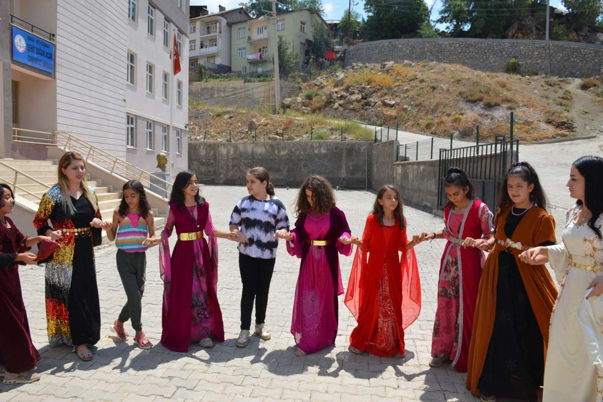 Şırnak'ta öğretmenler yöresel kıyafetli ders işliyor