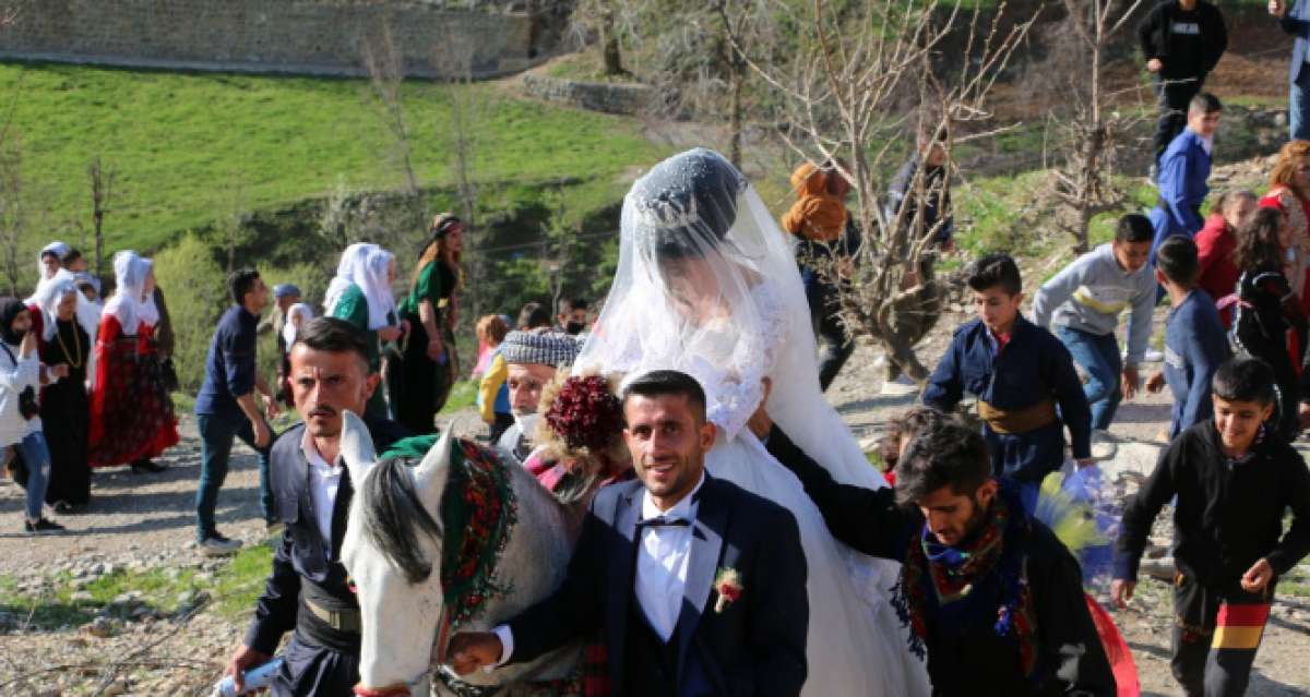 Şırnak'ta unutulmaya yüz tutan gelenek yaşatılıyor: Gelini ata bindirip damat evine götürdüler