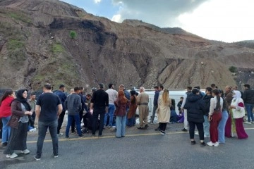 Şırnak'ta yolcu minib&uuml;s&uuml; devrildi: 8 yaralı