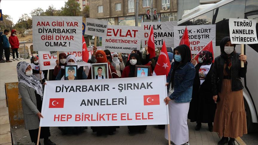Şırnak’taki terör mağdurlarının HDP binası önündeki eylemine Diyarbakır annelerinden destek