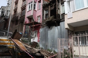 Şişli'de 2 katlı metruk bina kısmen &ccedil;&ouml;kt&uuml;