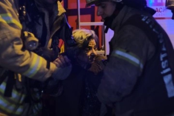 Şişli’de 4 katlı binada yangın: Yaşlı kadınları itfaiye ve vatandaşlar kurtardı