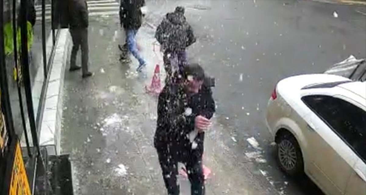 Şişli'de bir kişinin başına buz sarkıtı düştüğü an kamerada