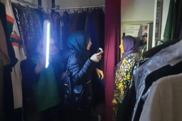 Şişli'de ilginç görüntü: Müşteriler zifiri karanlıkta fenerle alışveriş yapıyor