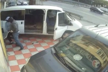 Şişli’de minibüsle soygun girişimi kamerada: Komşu bağırınca apar topar kaçtılar