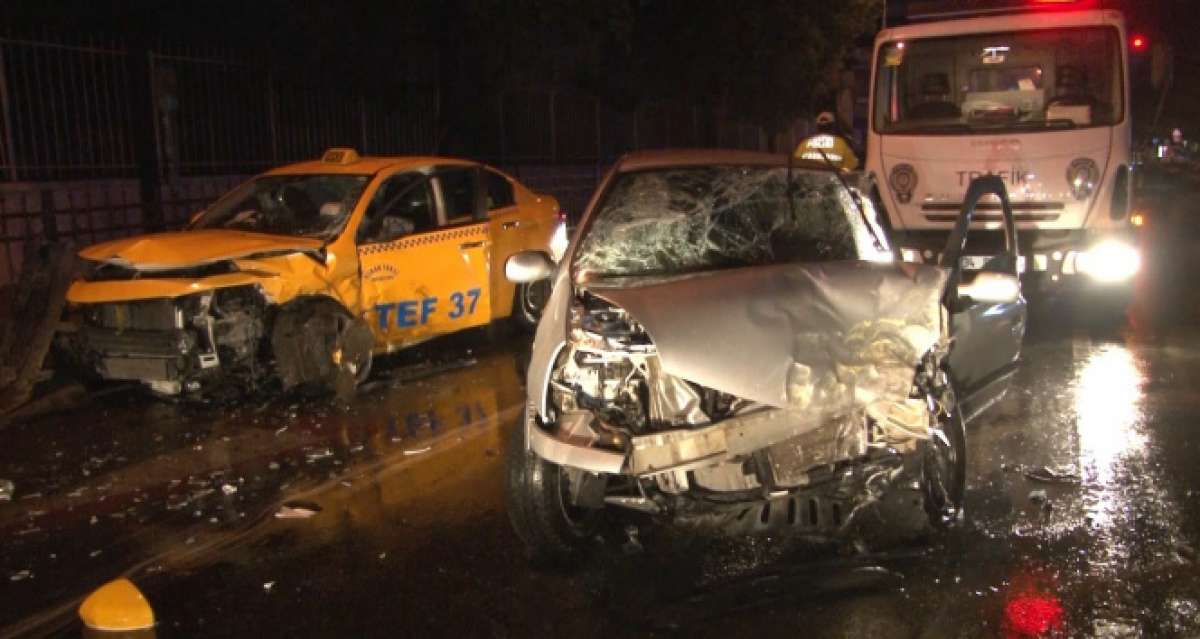 Şişli'de taksi ile otomobil kafa kafaya çarpıştı: 1'i ağır 5 yaralı