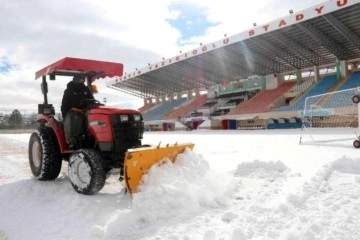 Sivas Muhsin Yazıcıoğlu Stadyumu kardan temizleniyor