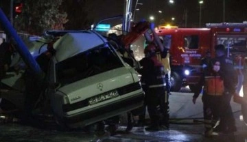 Sivas'ta direğe çarpan otomobil hurdaya döndü: 3 yaralı