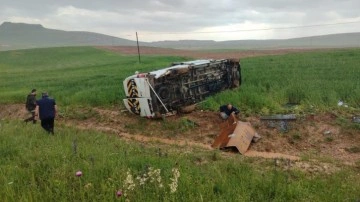 Sivas'ta feci kaza! Minibüs tarlaya uçtu: 13 yaralı