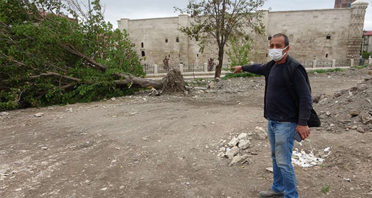 Sivas'ta fırtına ağaçları kökünden söktü