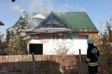 Sivas’ta kafenin çatısında korkutan yangın