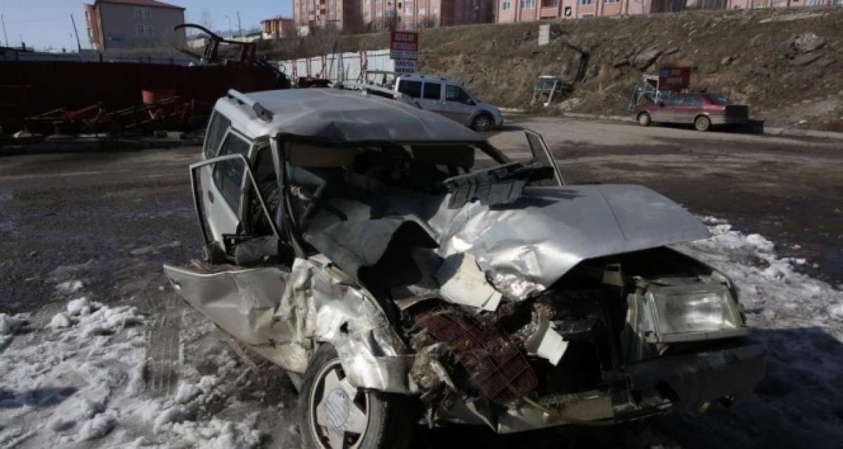 Sivas'ta otomobil ile beton mikseri çarpıştı: 1 ölü, 2 yaralı