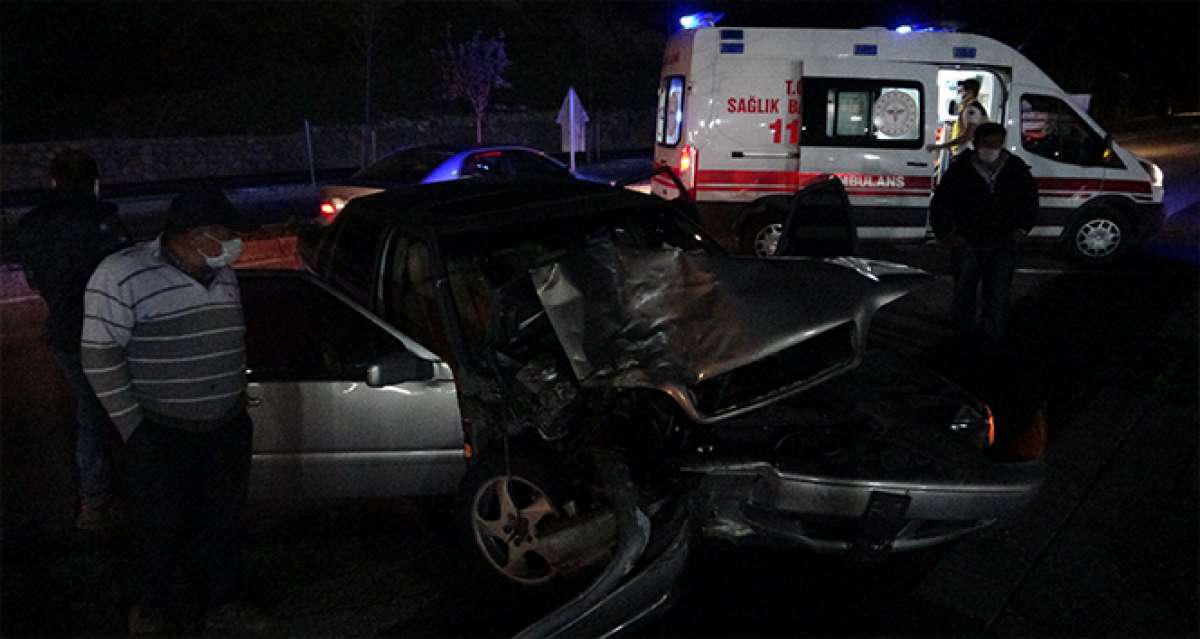 Sivas'ta otomobil ile hafif ticari araç çarpıştı: 7 yaralı