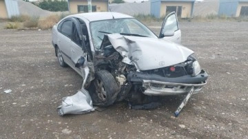 Sivas'ta otomobil ile traktör çarpıştı: 4 kişi yaralandı!