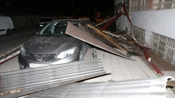 Sivas'ta şiddetli rüzgar nedeniyle çatılar uçtu, araçlarda hasar oluştu