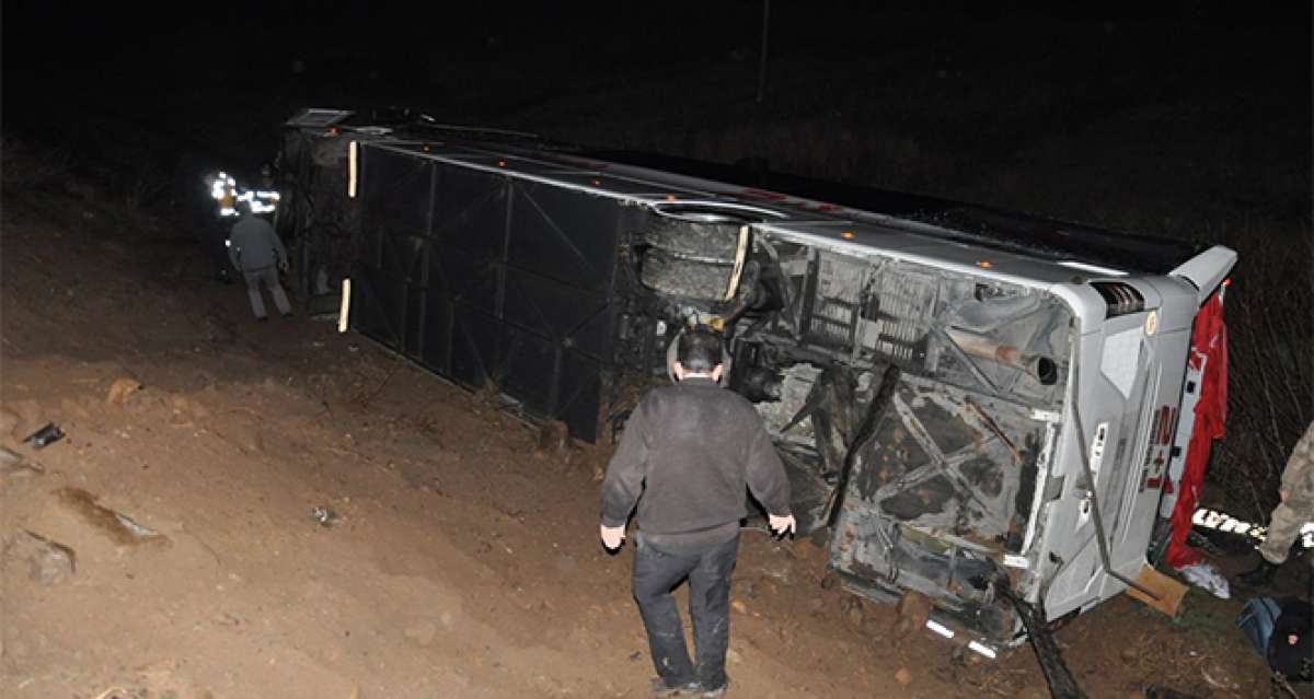 Sivas'ta yolcu otobüsü tarlaya uçtu: 39 yaralı