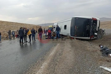 Sivast'ta göçmenleri taşıyan otobüs devrildi, çok sayıda ölü ve yaralı var