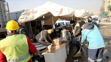 Sivil toplum kuruluşları Kahramanmaraş'ta depremzedelere sıcak yemek dağıtıyor