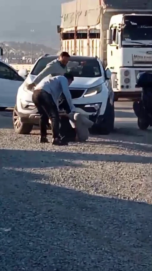 Sokak ortasında öldüresiye dayak kamerada