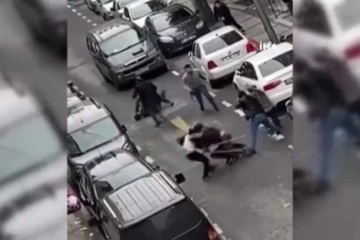 Sokak ortasında sopalarla birbirine saldıran grup yakalandı