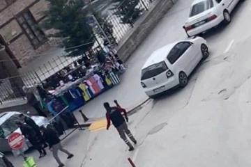 Sokak ortasındaki silahlı &ccedil;atışma kamerada