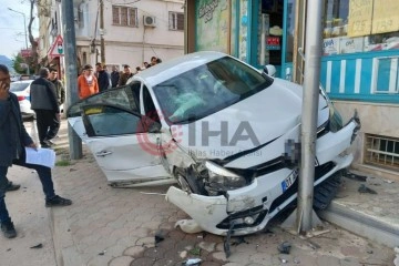 Sollamak isterken araca &ccedil;arptı, kaldırıma &ccedil;arparak durabildi