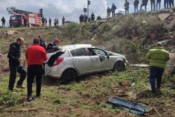 Son anda manevra yaptı, 25 metrelik şarampole devrildi: 1 yaralı