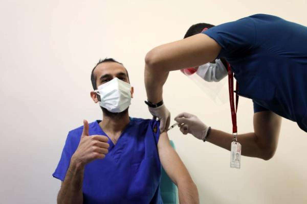 Son dakika haberleri! Gaziantep'te, ilk aşıyı koronavirüsü yenen İl Sağlık Müdürü yaptırdı