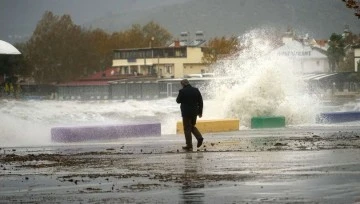 Son Dakika: İstanbul'da fırtına nedeniyle yarın yüz yüze eğitime ara verildi