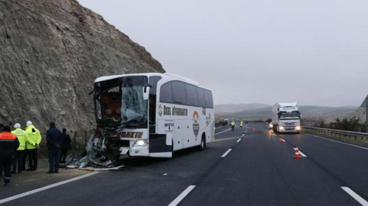 Son Dakika! Şanlıurfa'da yolcu otobüsü tıra arkadan çarptı: 3 ölü 30 yaralı