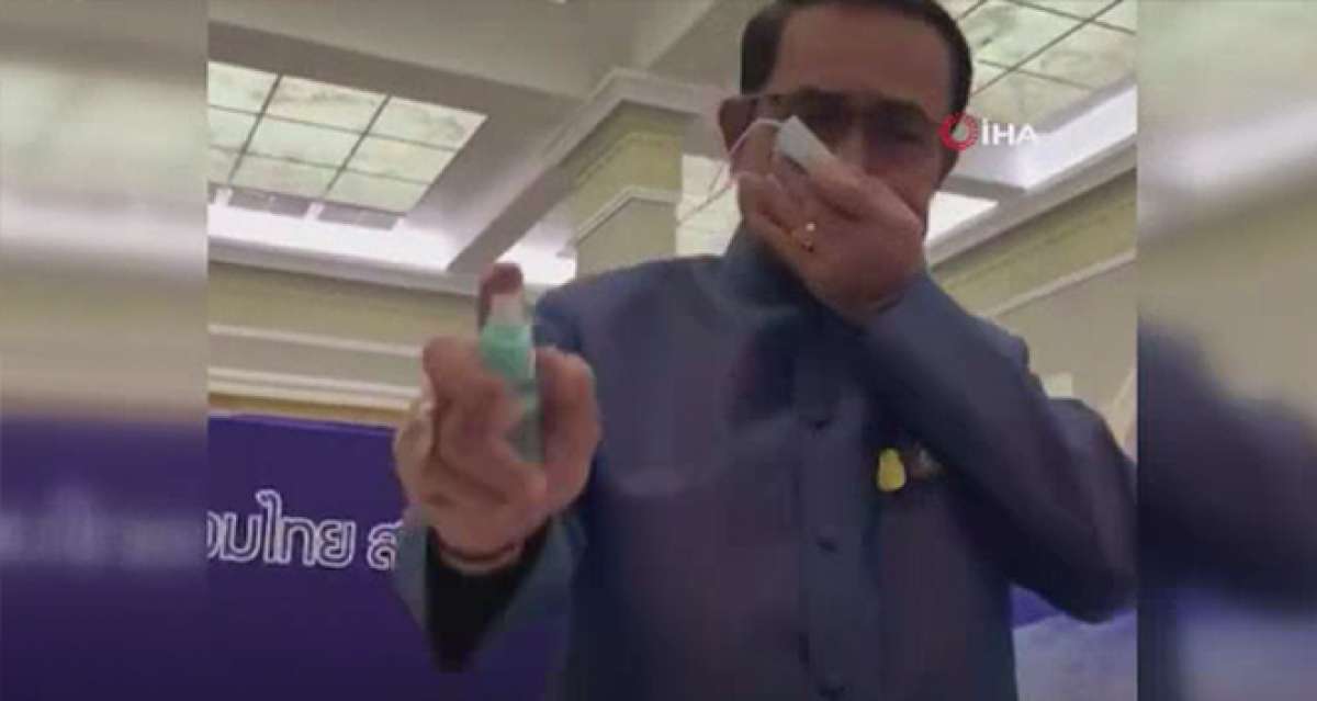 Soruyu beğenmeyen Tayland Başbakanı, gazetecilere dezenfektan sıktı