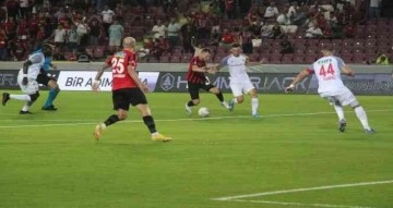 Spor Toto Süper Lig: Gaziantep FK: 0 - Ümraniyespor: 0 (İlk yarı)
