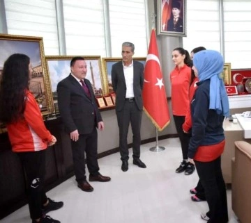 Sporcular kupalarıyla Başkan Beyoğlu'nu ziyaret etti