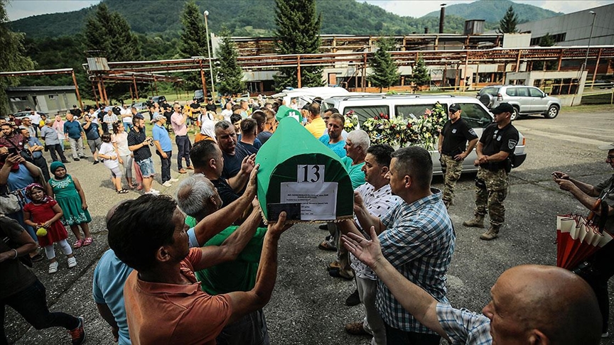 Srebrenitsa kurbanlarının cenazelerini taşıyan konvoy Potoçari'ye ulaştı