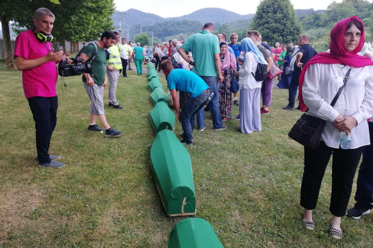 Srebrenitsa kurbanlarının tabutları Potoçari Anıt Mezarlığı'na taşındı