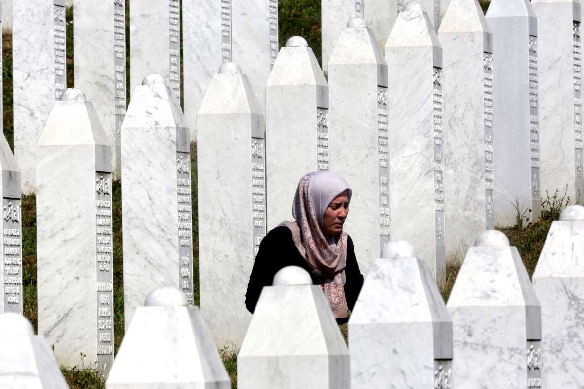 Srebrenitsa soykırımının 19 kurbanı toprağa verildi