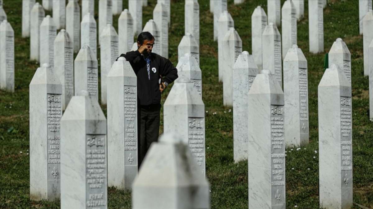 Srebrenitsa Soykırımı'nın defnedilen kurbanlarının mezarları kemik ilavesi için yeniden açılıyo