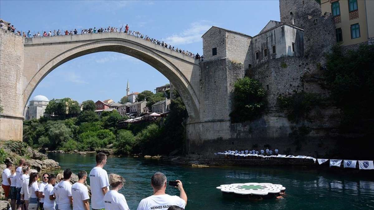 Srebrenitsa soykırımının yıl dönümü nedeniyle Mostar Köprüsü'nden sessiz atlayış gerçekleştiril
