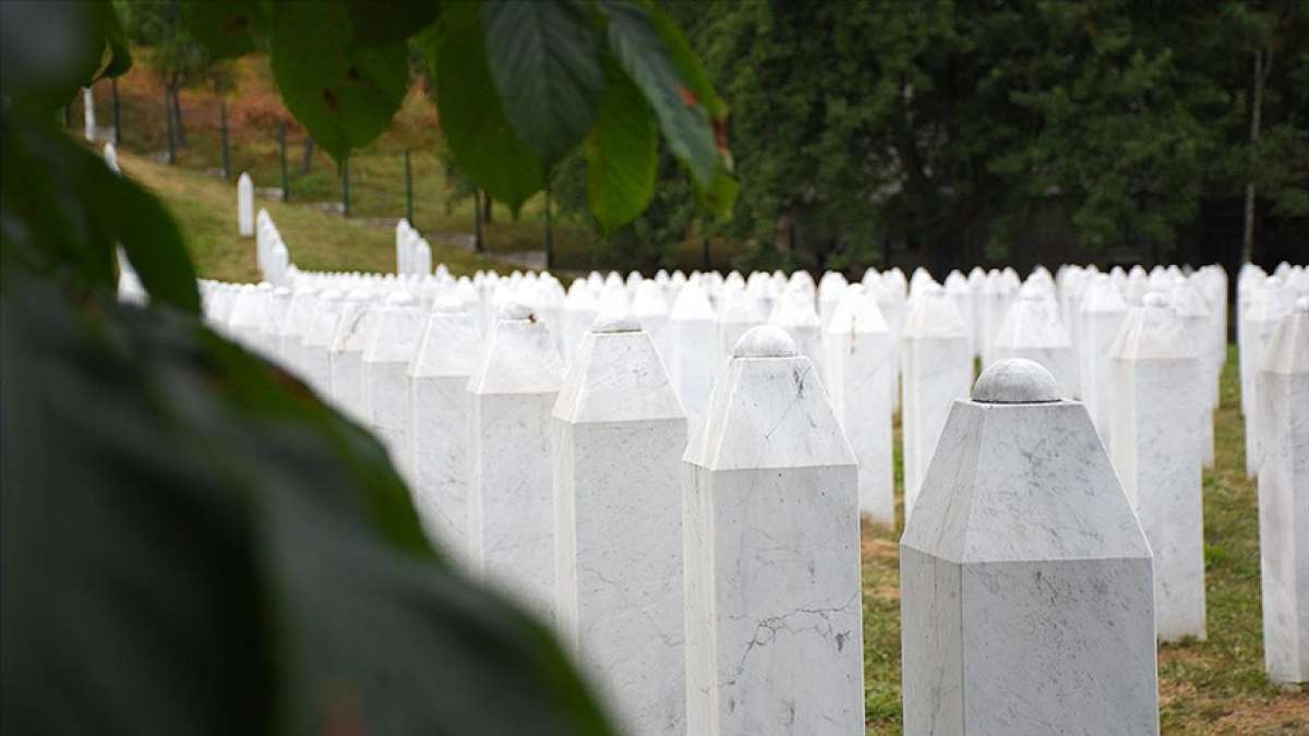 Srebrenitsa'daki Potoçari Anıt Mezarlığı soykırım kurbanlarının defnedilmesiyle sessizliğe bürü