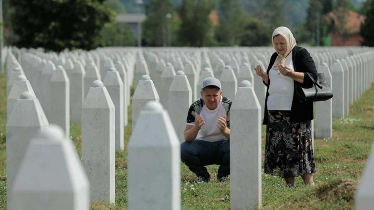 Srebrenitsalı aileler evlatlarının mezarı başında dua ediyor