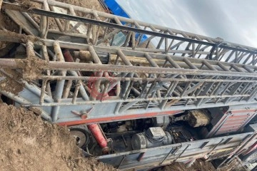 Su kuyusu a&ccedil;an sondaj makinesi toprakta oluşan obruğa d&uuml;şt&uuml;