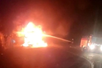 Sülfürik Asit yüklü tanker devrilerek alev alev yandı, yol güvenlik gereği kapatıldı