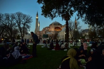 Sultanahmet Meydanı, ramazanın ikinci gününde de doldu