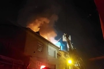 Sultanbeyli'de alevler geceyi aydınlattı: 3 katlı binanın çatısı alevlere teslim oldu