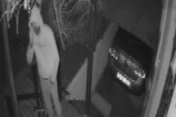 Sultanbeyli’de evin deposunda hırsızlık yapan şahıslar kamerada